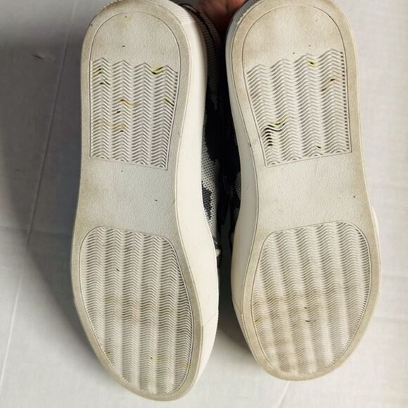 Steve Madden Click Wedge High Top Sneakers, Gray Camo Pattern, Women's Size 7 - Picture 13 of 14